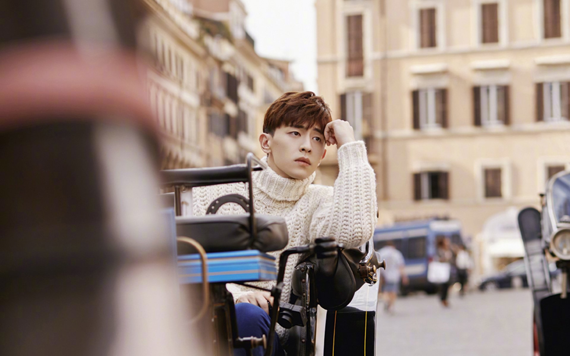 以足球运动为载体的全民健身工程持续推进，普及率提升，以足球运动为主题的绘画